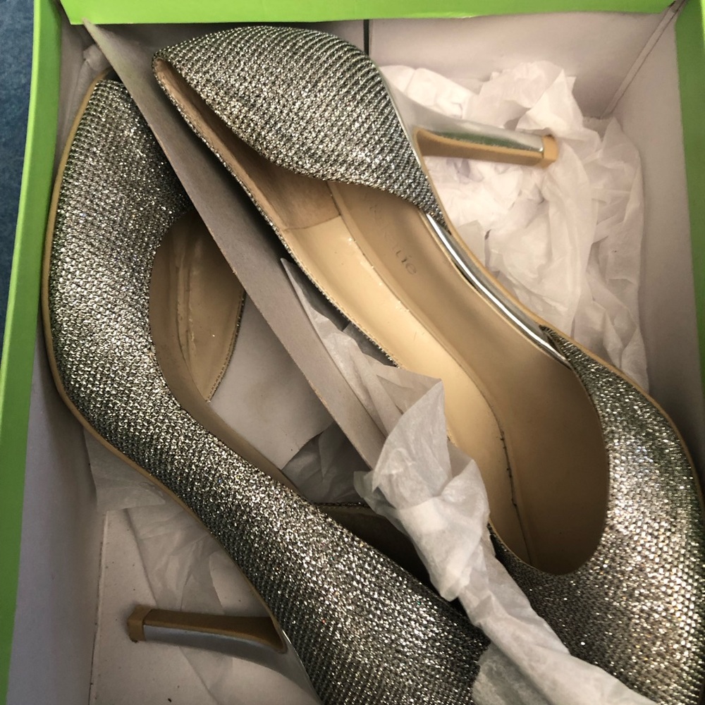Tahari 8 1/2 medium silver heels. Barely worn - Picture 10 of 10